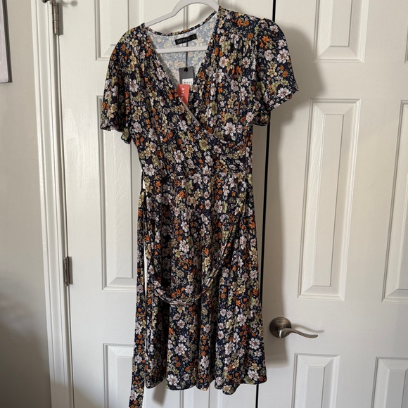 NWT MIKAROSE Janae Multi-Floral Flutter Sleeve Wrap Knee Length Dress - Picture 3 of 6